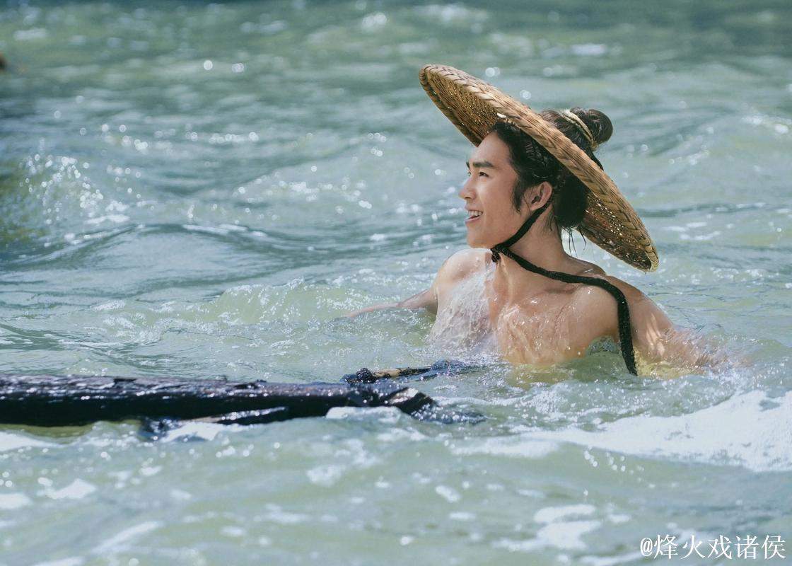 于适单人挥旗入场引发观众惊叹